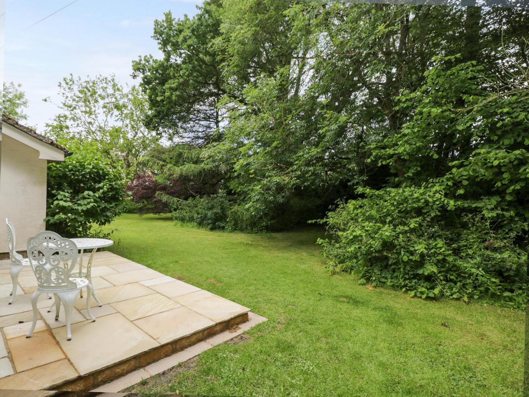 Garden Cottage Acton Turville Exterior photo